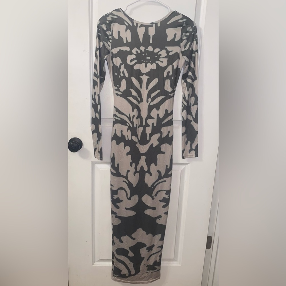 Bella Barnett Malia Open back Printed Maxi dress